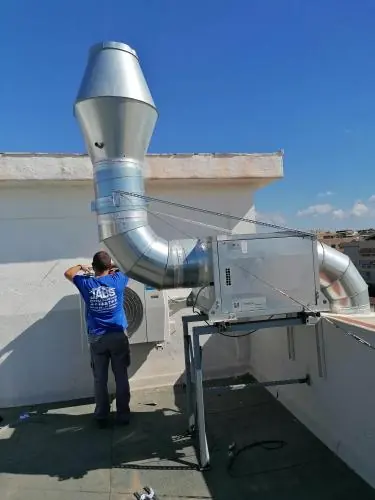 Instalador de JABS trabajando en la extracción de una azotea