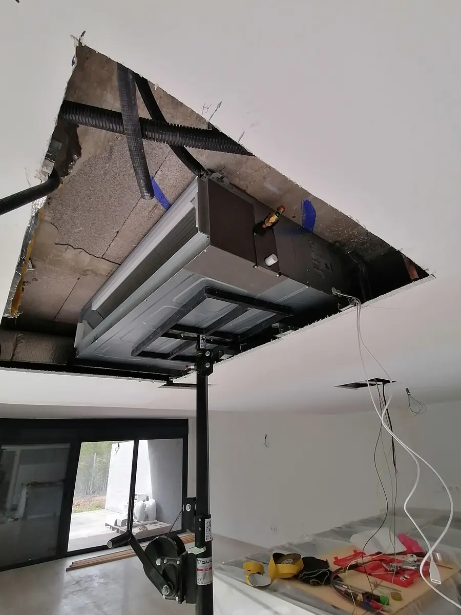 Máquina de aire acondicionado por conductos montada en un falso techo