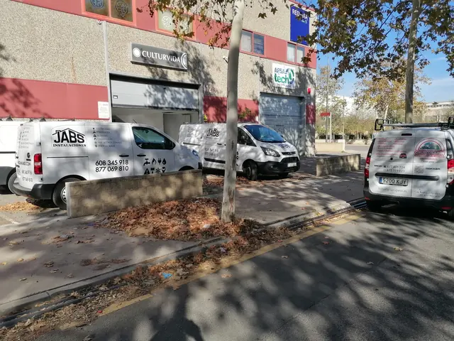 Furgonetas de JABS Instalaciones rotuladas con sus servicios y teléfonos