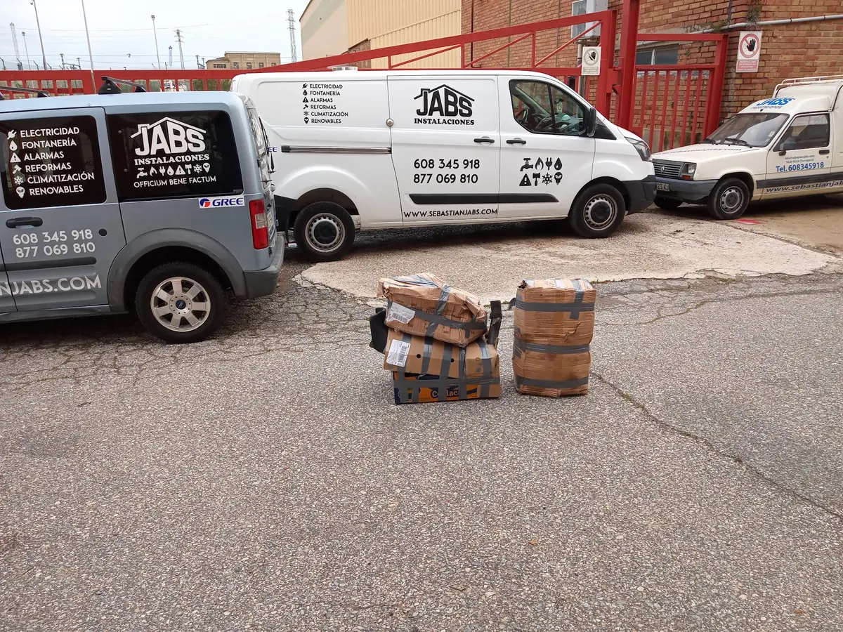 Furgonetas de JABS Instalaciones rotuladas con sus servicios y teléfonos
