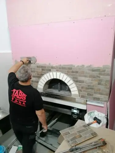 Instalador de JABS montando un horno en una pizzería